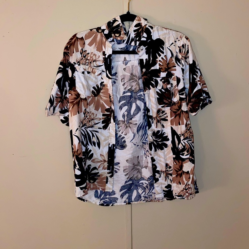 Hawaiian shirt, button down,has front pocket, and good condition.